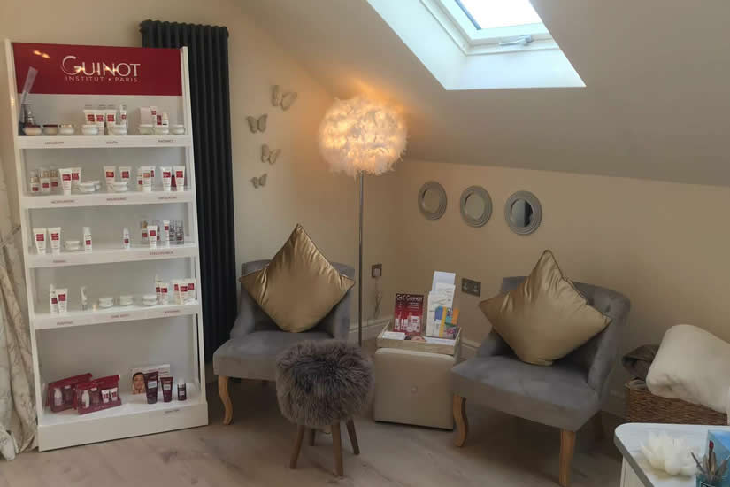 The relaxation area, with armchairs and the Guinot retail shelves